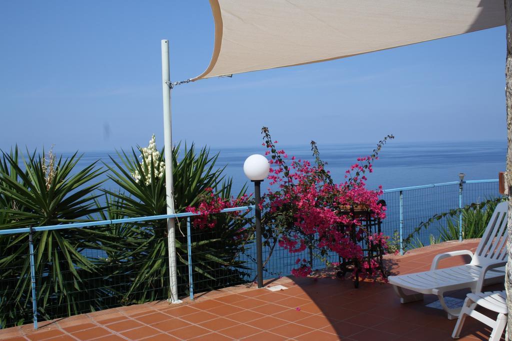 Camere & Case Vacanze Lo Scoglio カステル・ディ・トゥーザ エクステリア 写真