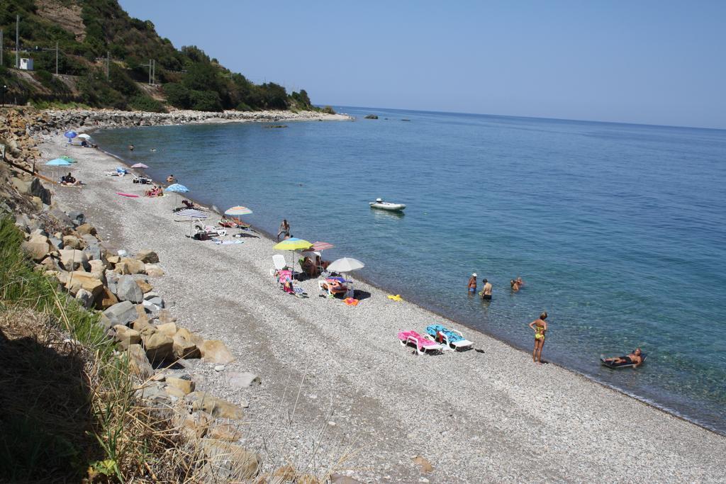 Camere & Case Vacanze Lo Scoglio カステル・ディ・トゥーザ エクステリア 写真