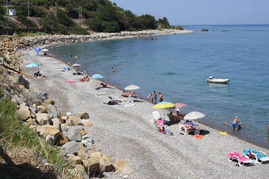 Camere & Case Vacanze Lo Scoglio カステル・ディ・トゥーザ エクステリア 写真