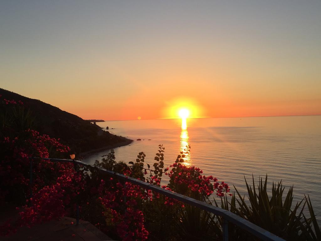 Camere & Case Vacanze Lo Scoglio カステル・ディ・トゥーザ エクステリア 写真