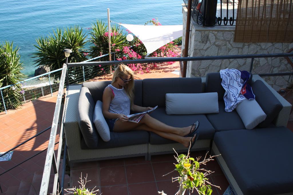 Camere & Case Vacanze Lo Scoglio カステル・ディ・トゥーザ エクステリア 写真