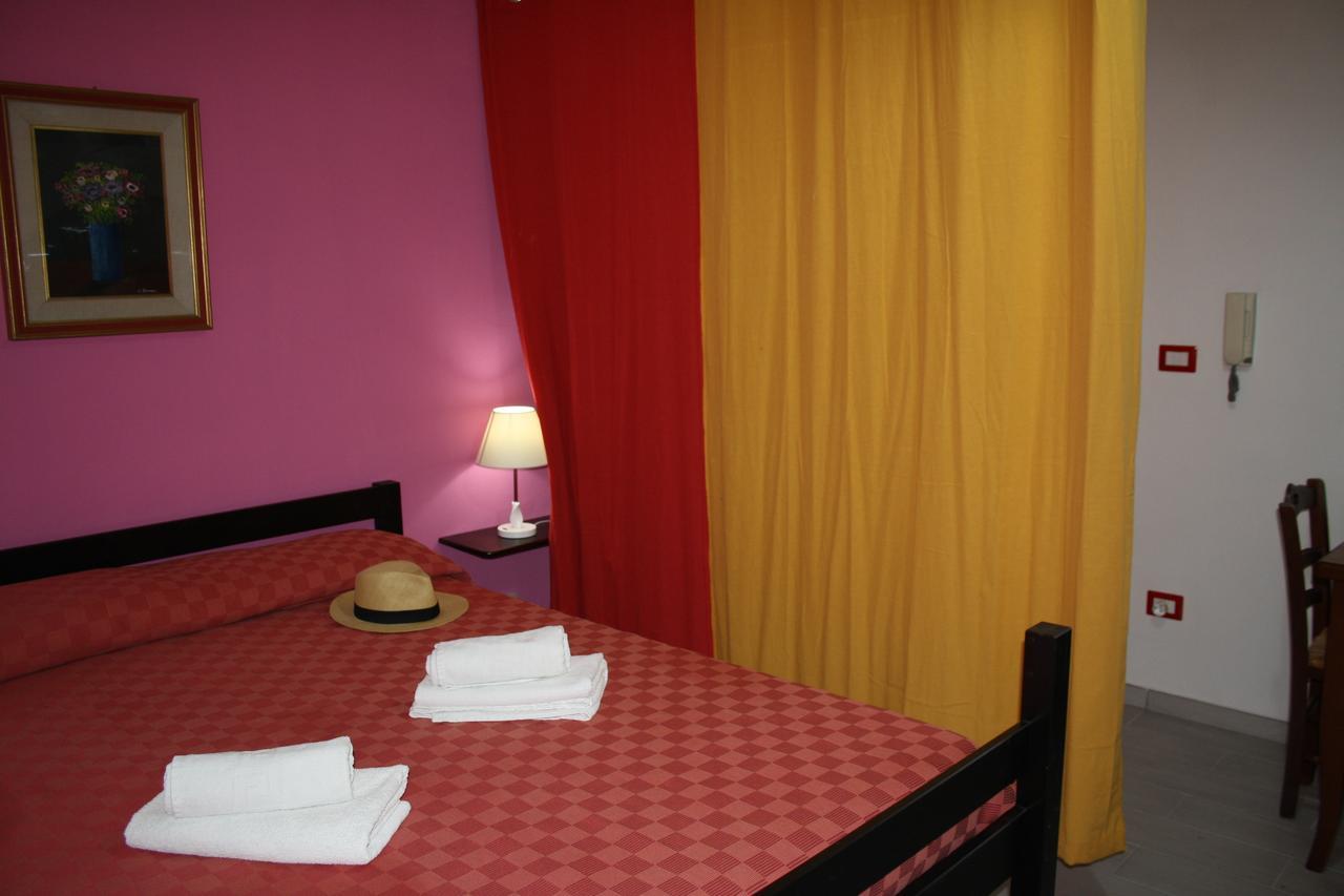 Camere & Case Vacanze Lo Scoglio カステル・ディ・トゥーザ エクステリア 写真