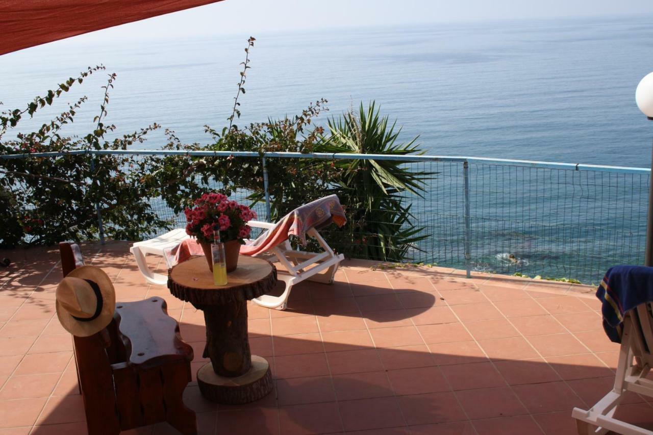 Camere & Case Vacanze Lo Scoglio カステル・ディ・トゥーザ エクステリア 写真