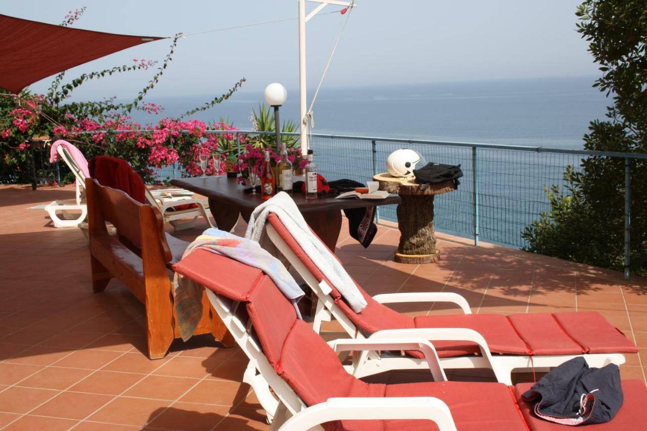 Camere & Case Vacanze Lo Scoglio カステル・ディ・トゥーザ エクステリア 写真
