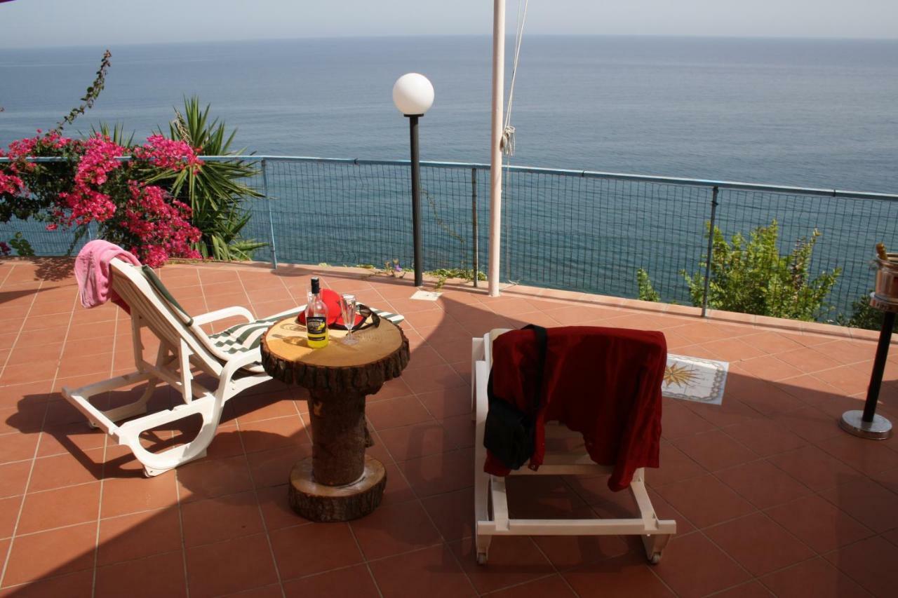 Camere & Case Vacanze Lo Scoglio カステル・ディ・トゥーザ エクステリア 写真